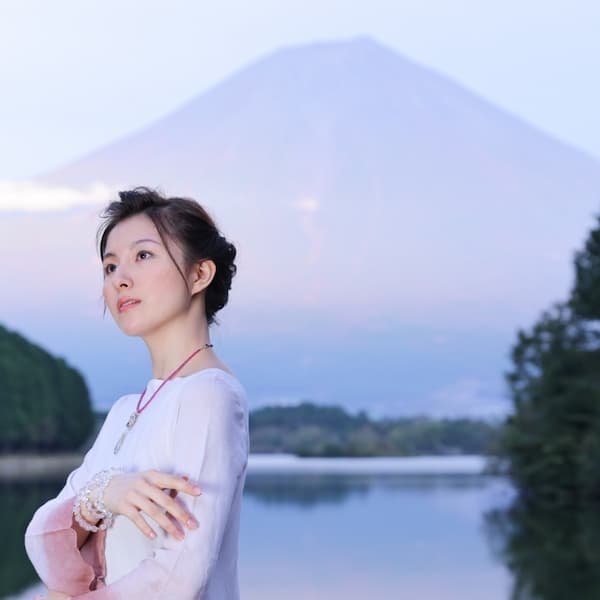 ネックスレスを付けた女性
